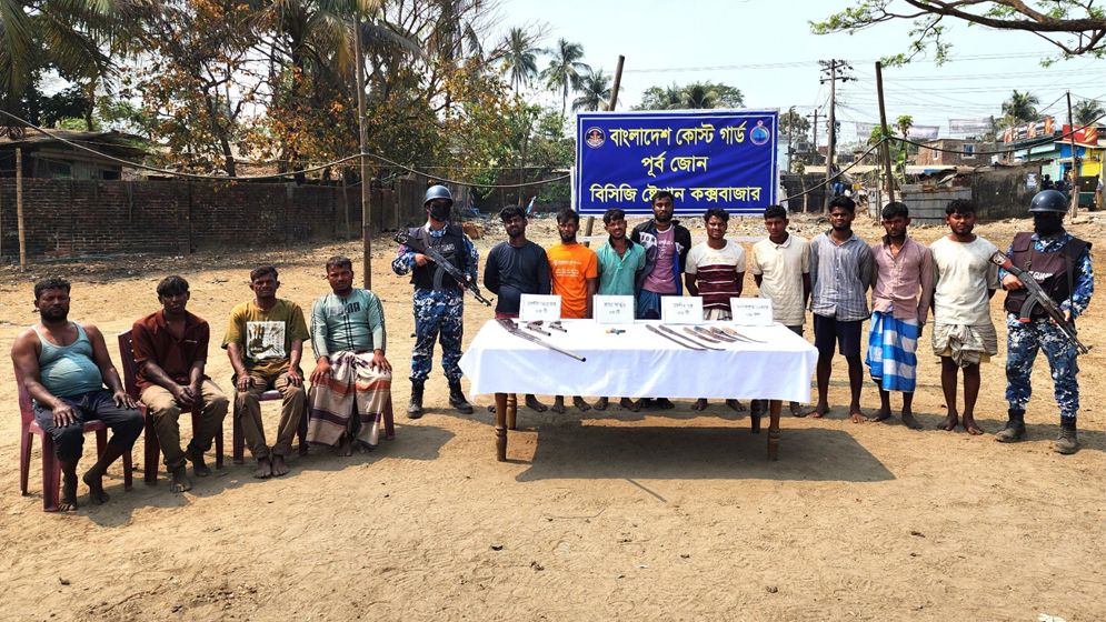 অস্ত্র-গুলি সহ ডাকাত জাহাঙ্গীর বাহিনী প্রধান ও ৮ সহযোগী আটক