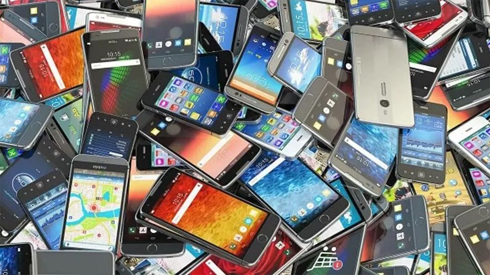 মোবাইল কেনাবেচায় নতুন নিয়ম, সতর্ক করল বিটিআরসি