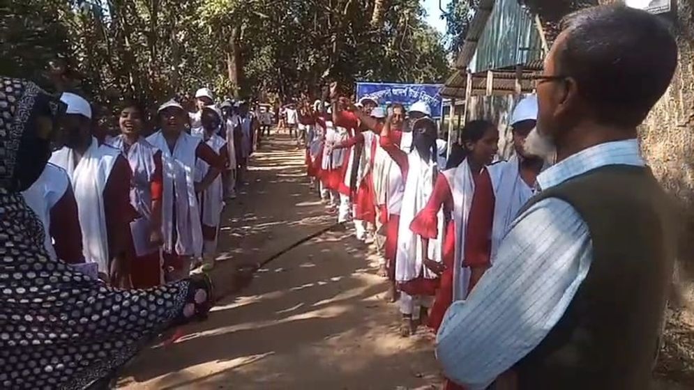 বিদ্যালয়ের শিক্ষার্থীদের দিয়ে জোরপূর্বক ধানের শীষের স্লোগান, দাবি প্রধান শিক্ষকের