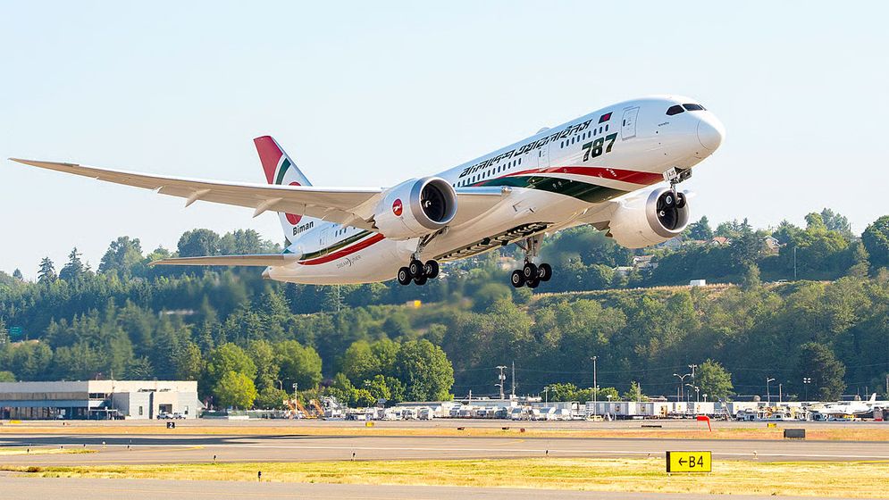 এয়ারপোর্টে কালো ছায়ার থাবায় প্রবাসীদের জীবন অতিষ্ঠ