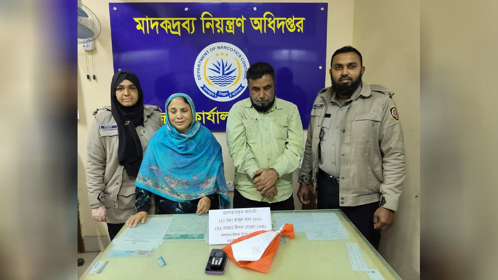 বগুড়ায় বাস থেকে ৫৪০ ইয়াবাসহ দুজন গ্রেপ্তার