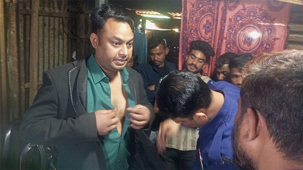 বগুড়ায় ভুয়া ফুড ইন্সপেক্টর সেজে চাঁদা দাবি, জনতার হাতে আটক