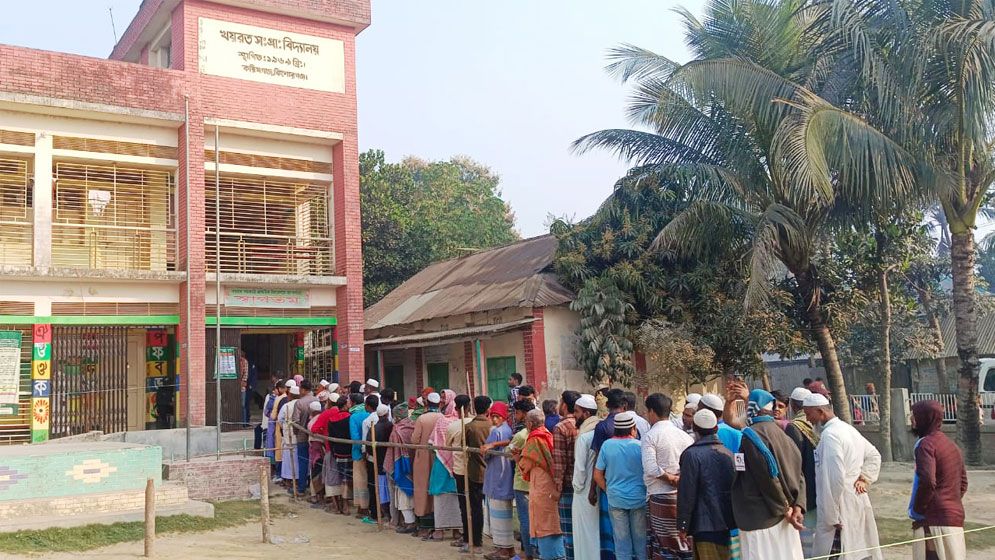 গণভোটে বিভ্রান্তি, বেরাইদে দীর্ঘ লাইন: ভোট দিতে অপেক্ষা