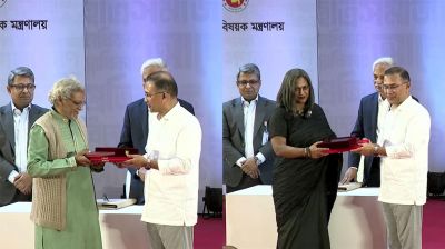 গুণীজনদের হাতে একুশে পদক তুলে দিলেন প্রধানমন্ত্রী