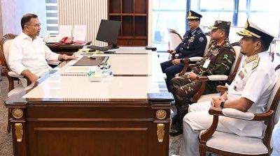 প্রধানমন্ত্রীর সঙ্গে তিন বাহিনী প্রধানের সাক্ষাৎ