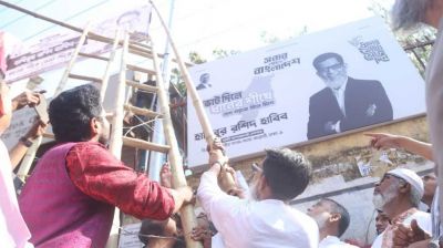 নিজের নির্বাচনী ব্যানার-ফেস্টুন খুলতে রাস্তায় হাবিবুর রশিদ
