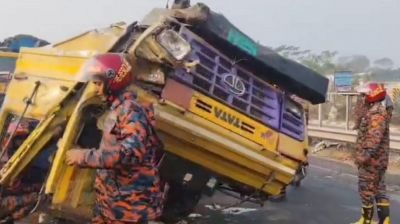 ঢাকা-মাওয়া এক্সপ্রেসওয়েতে বাসের ধাক্কায় ট্রাক উল্টে আহত কয়েকজন