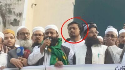 নিজের বিরুদ্ধে ডাকা বিক্ষোভে হাজির খোদ নাসীরুদ্দীন পাটওয়ারী