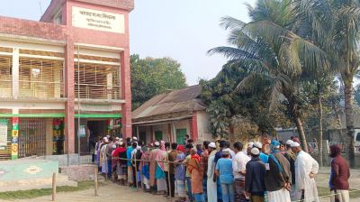 গণভোটে বিভ্রান্তি, বেরাইদে দীর্ঘ লাইন: ভোট দিতে অপেক্ষা