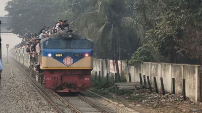 ভোটের আগে ঢাকা রেলস্টেশনে বাড়িমুখী মানুষের ঢল