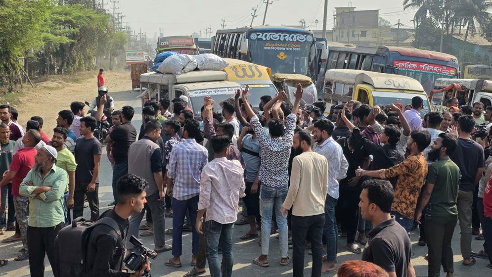 রূপগঞ্জে বকেয়া বেতন ও ছাঁটাই বন্ধের দাবিতে শ্রমিকদের অবরোধ