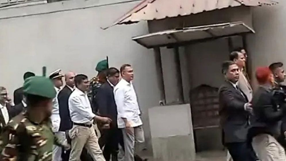 সচিবালয় থেকে হেঁটে ওসমানী মিলনায়তনে গেলেন প্রধানমন্ত্রী