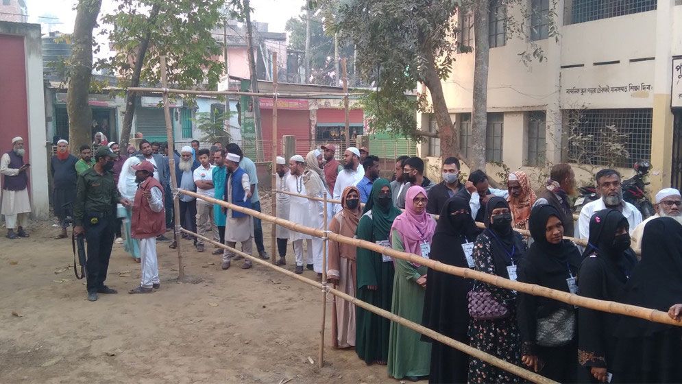 ভোটগ্রহণ শুরু, সকাল থেকেই ভোটকেন্দ্রে জড়ো হচ্ছেন ভোটাররা