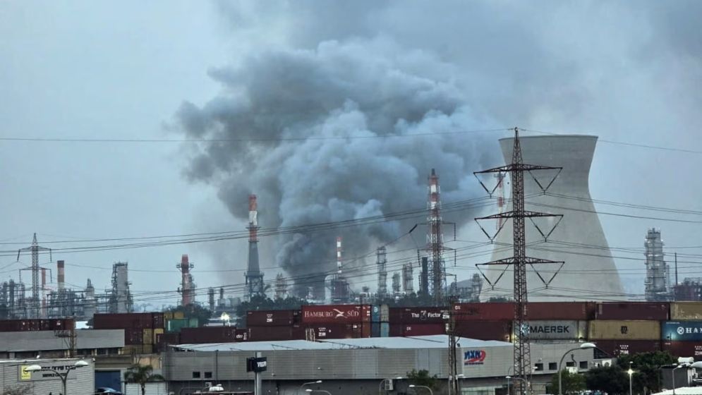 ইরানের হামলায় ইসরাইলের তেল শোধনাগারে আগুন