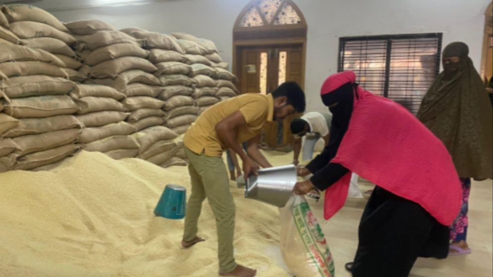 নরসিংদীতে ভিজিএফের চাল বিতরণে বালতি কৌশল, অনিয়মের অভিযোগ