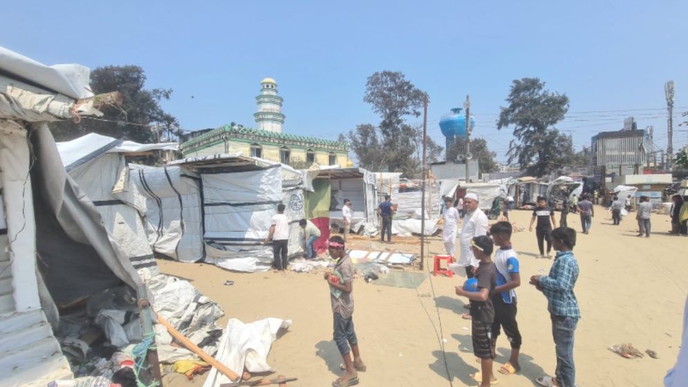 সমুদ্র সৈকতের বালিয়াড়ি থেকে স্বেচ্ছায় সরানো হচ্ছে স্থাপনা