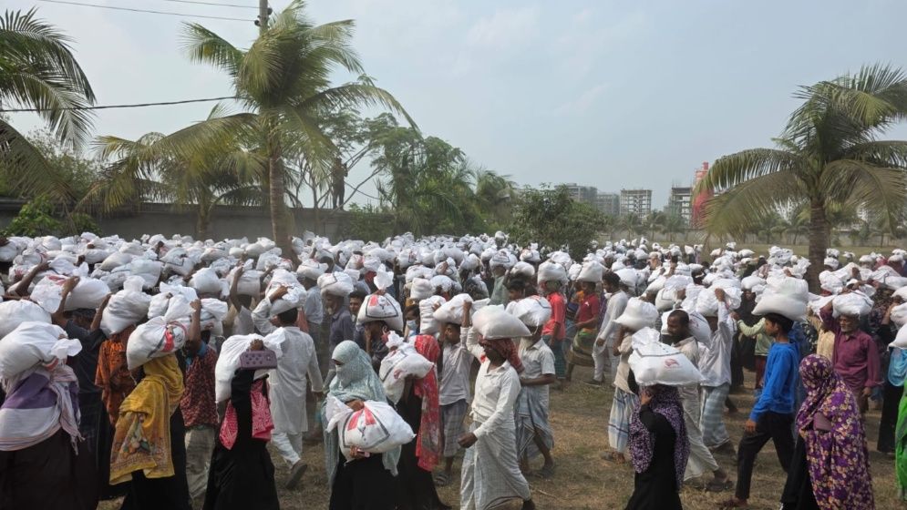 রংধনু গ্রুপের ঈদ উপহার পেয়ে খুশি রূপগঞ্জের ১৫ হাজার পরিবার