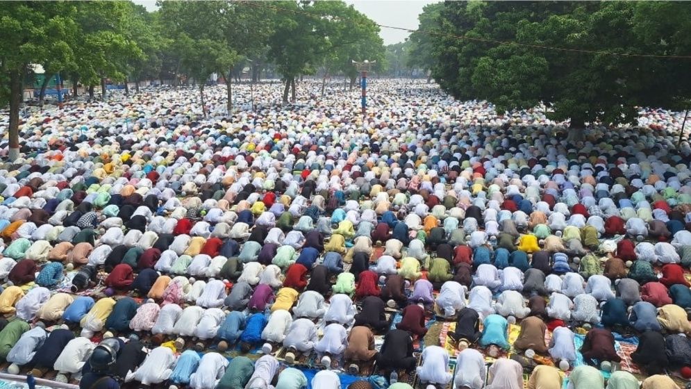 শোলাকিয়ায় ঈদের জামাতে অংশ নিলেন ছয় লাখের বেশি মুসল্লি