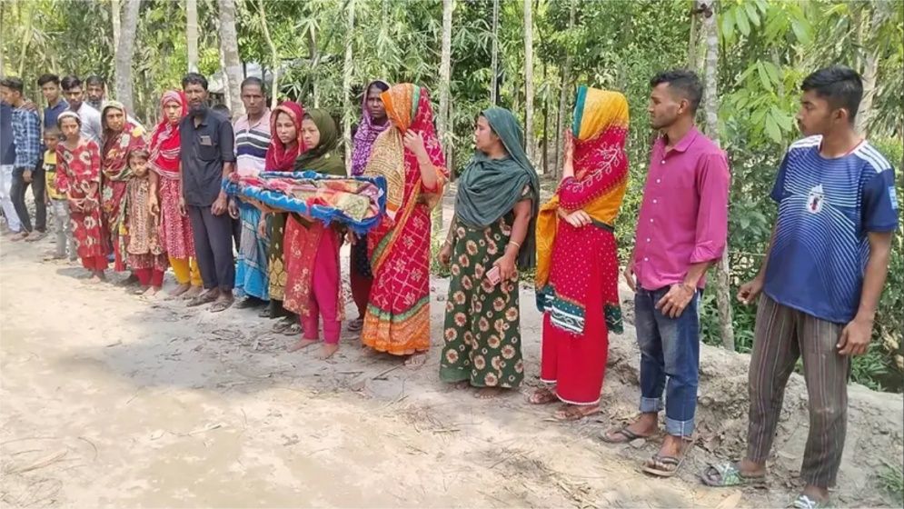 সন্তানের লাশ কোলে নিয়ে বিচার চাইলেন মা