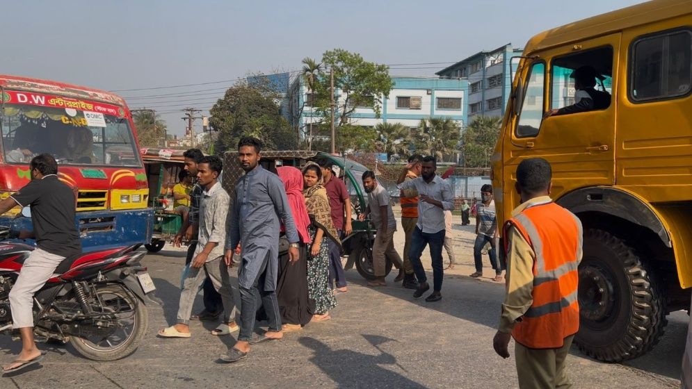 রূপগঞ্জে লাখো শ্রমিকের ঝুঁকি নিয়ে মহাসড়ক পারাপার, প্রতিনিয়ত ঘটছে দুর্ঘটনা