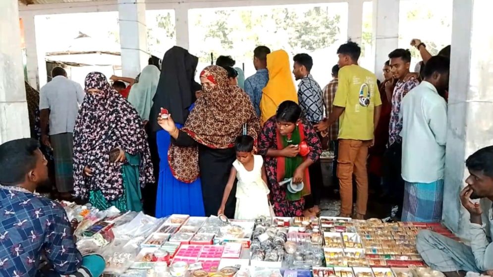 লোকজ রঙে রাঙা চিলমারী, বউ মেলায় নারীদের প্রাণবন্ত অংশগ্রহণ