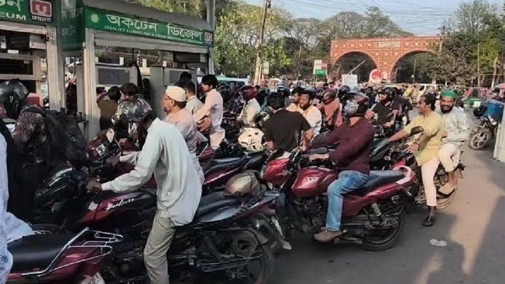 রাজধানীসহ সারা দেশে পেট্রোল পাম্পে তেলের সংকট
