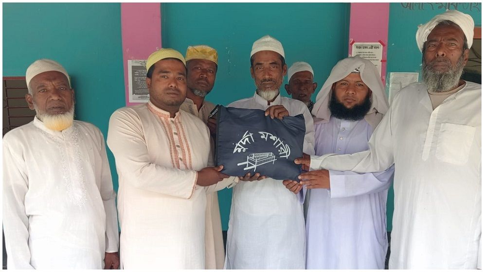 যুব অধিকার পরিষদ নেতার উদ্যোগে পাকুন্দিয়ায় ১৭টি মসজিদে দাফন সামগ্রী বিতরণ