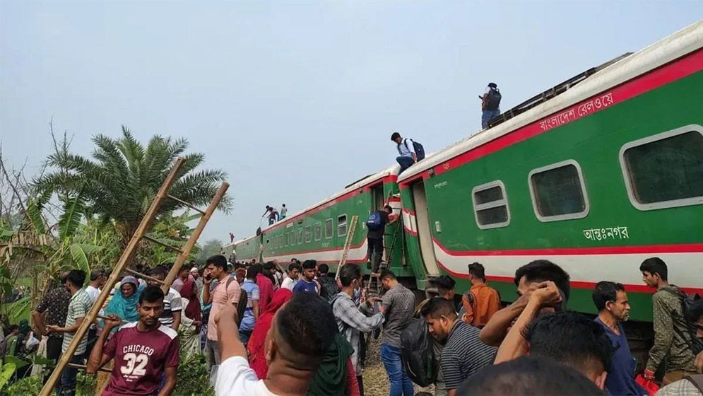 বগুড়ায় ট্রেনের ৯ বগি লাইনচ্যুত, উত্তরবঙ্গের সঙ্গে ঢাকার রেল যোগাযোগ বন্ধ