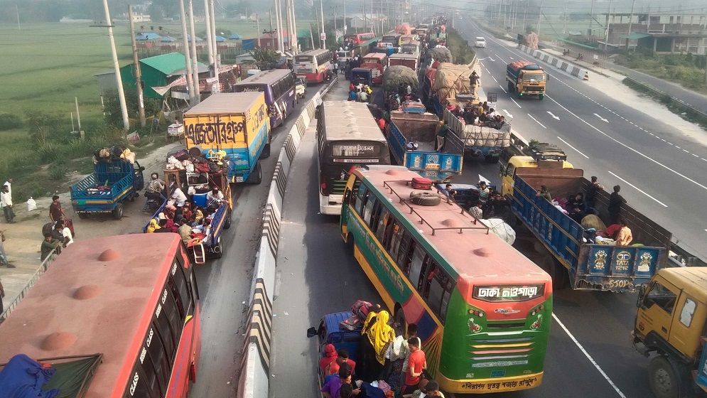 ঈদে ঘরমুখো মানুষের চাপ, গাজীপুর মহাসড়কে যানজট