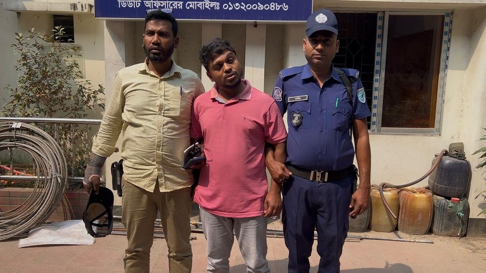 পুলিশের উপর হামলাসহ ১২ মামলার আসামি সন্ত্রাসী ফয়সাল রূপগঞ্জে গ্রেফতার