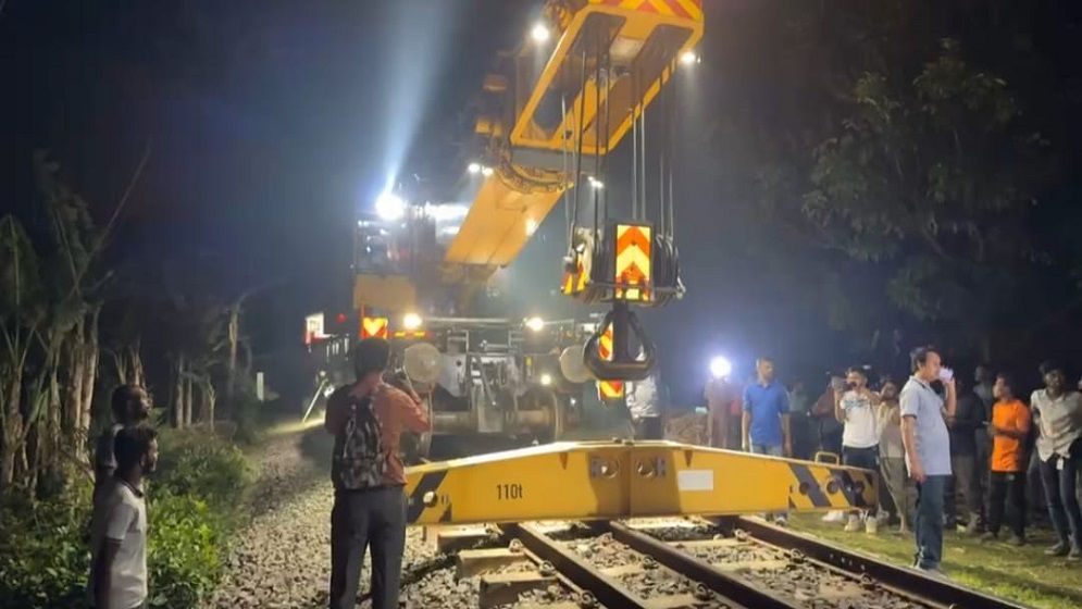 সান্তাহারে নীলসাগর এক্সপ্রেস লাইনচ্যুত: তদন্ত কমিটি গঠন, চলছে উদ্ধারকাজ