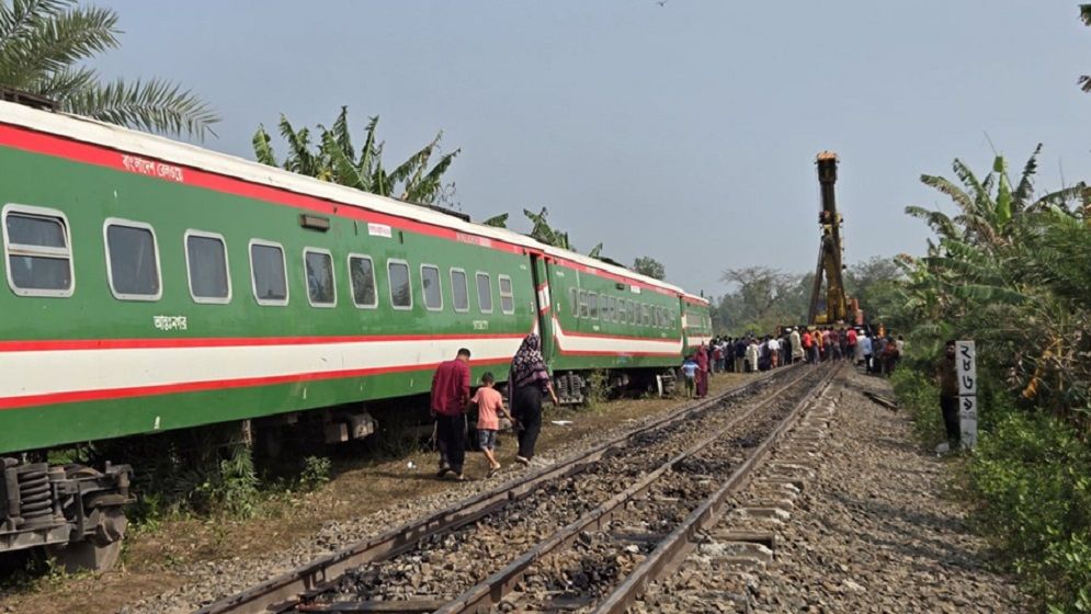 নীলসাগরের লাইনচ্যুত সব বগি সরিয়ে চলছে লাইন মেরামত