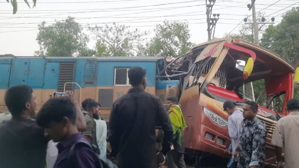 কুমিল্লায় ট্রেন-বাস সংঘর্ষে নিহত ১২, রেল যোগাযোগ বন্ধ
