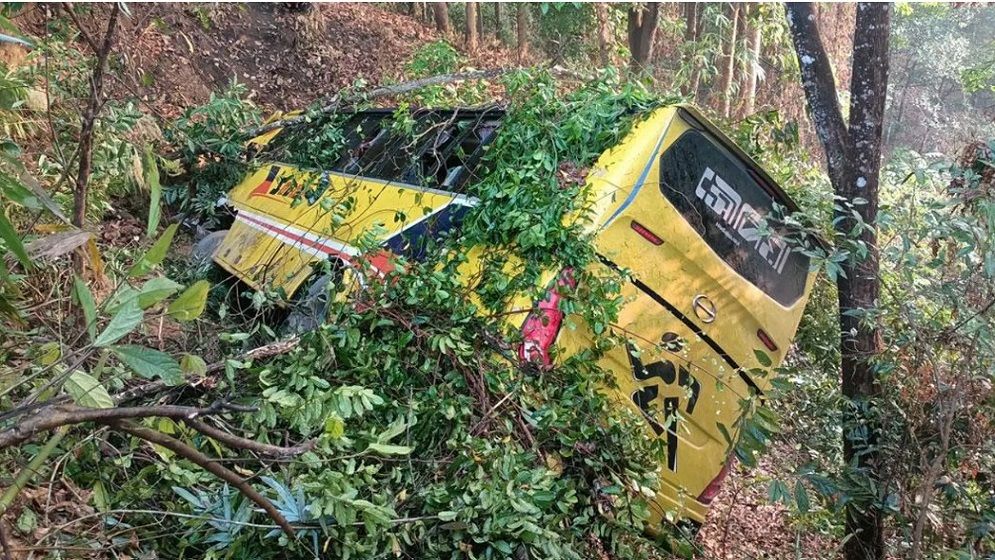 বান্দরবানে পর্যটকবাহী বাস খাদে, আহত অন্তত ১৫