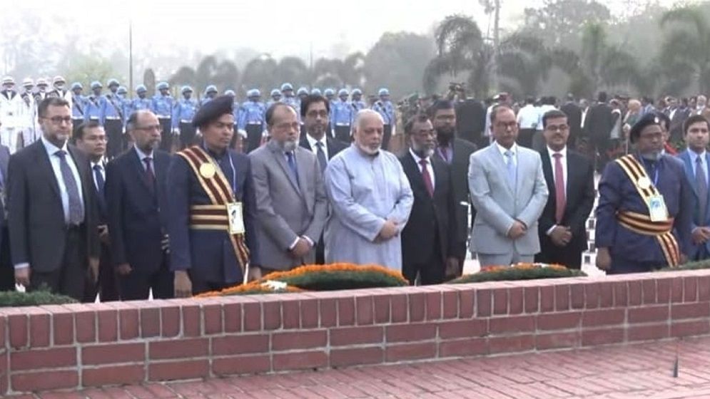 বীর শহীদদের প্রতি স্মৃতিসৌধে প্রধান বিচারপতির শ্রদ্ধা নিবেদন