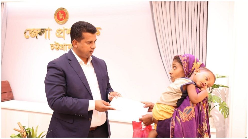 মানবিকতায় অনুপ্রেরণা হয়ে উঠছেন চট্টগ্রামের ডিসি জাহিদ