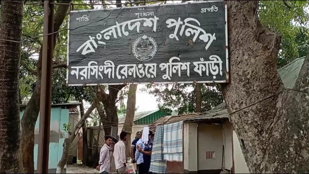 নরসিংদীতে ট্রেনে কাটা পড়ে অজ্ঞাত যুবকের মৃত্যু