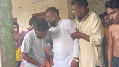 রমজানের ভিজিএফ স্লিপে অনিয়মের অভিযোগ, উলিপুরে চেয়ারম্যানকে গণধোলাই