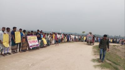 ধরলা নদীর উপর বাংটুর ঘাটে সেতুর দাবিতে মানববন্ধন