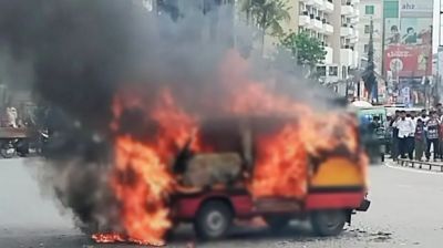 চলন্ত অ্যাম্বুলেন্সে হঠাৎ আগুন