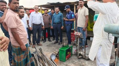 সোনারগাঁয়ে অবৈধ ব্যাটারি কারখানা গুড়িয়ে দিয়েছে প্রশাসন