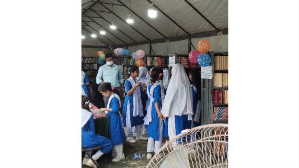 বগুড়া শেরপুরে ভ্রাম্যমাণ বইমেলায় বইপ্রেমীদের ভিড়