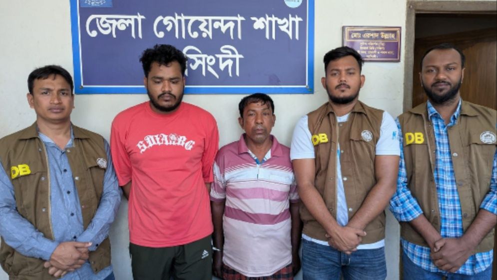 নরসিংদীতে ডাকাতি মামলার দুই আসামি গ্রেপ্তার, পিকআপ জব্দ