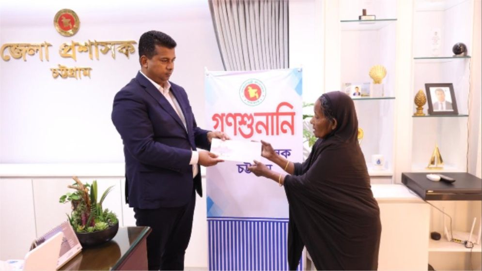 মানবিক ডিসি জাহিদের কাছে সাহায্যপ্রার্থীদের ঢল