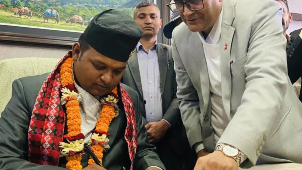 স্ত্রীকে নিয়োগ দিয়ে বরখাস্ত মন্ত্রী