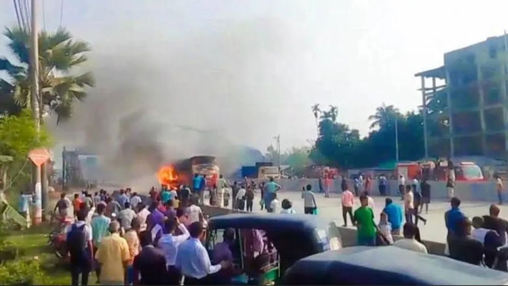 বগুড়ায় চলন্ত বাসে আগুন