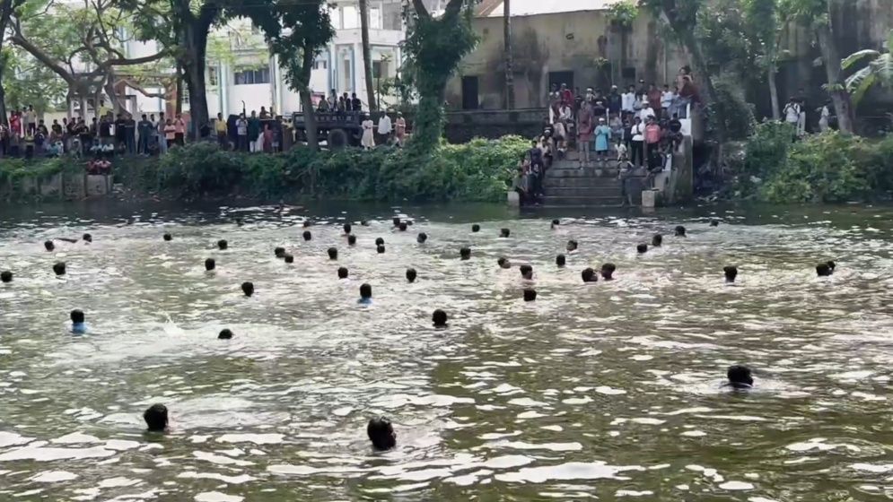 গ্রাম বাংলার ঐতিহ্য: উৎসবে মাতাল ‘হাঁস ধরা’ প্রতিযোগিতা