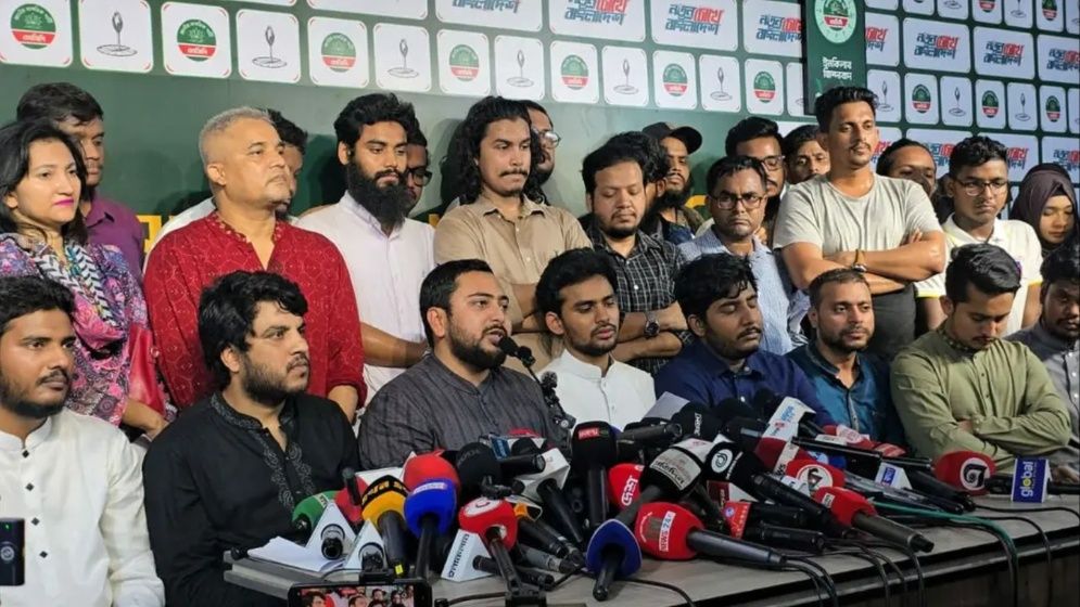 সারাদেশে চাঁদাবাজি-দুর্নীতি-সন্ত্রাসে ছেয়ে যাচ্ছে : নাহিদ ইসলাম