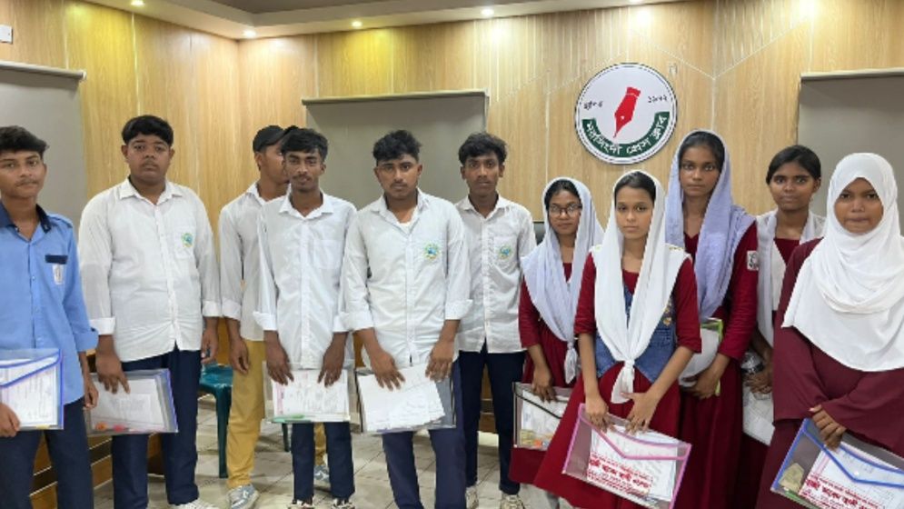 কেন্দ্র কর্তৃপক্ষের ভুলের মাশুল দিতে হচ্ছে এসএসসি পরীক্ষার্থীদের