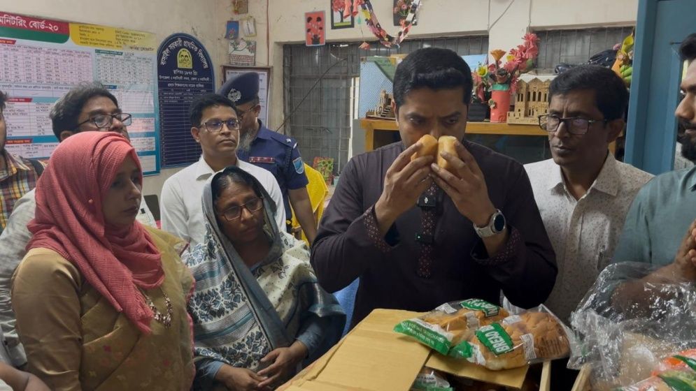 নরসিংদীতে স্কুল পরিদর্শনে গিয়ে মিড ডে মিলের খবারে গন্ধ পেলেন প্রতিমন্ত্রী, স্যাম্পল পাঠালেন ল্যাবে